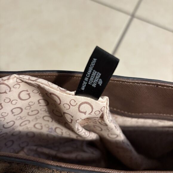 Guess Cocoa Brown Monogram Tote Bag With Double Handles & Zipper With Tote Charm - Picture 12 of 13